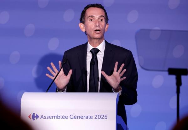Le Pdg de Carrefour, Alexandre Bompard, s'exprime lors de l'assemblée générale des actionnaires, le 28 mai 2025 à Massy, près de Paris