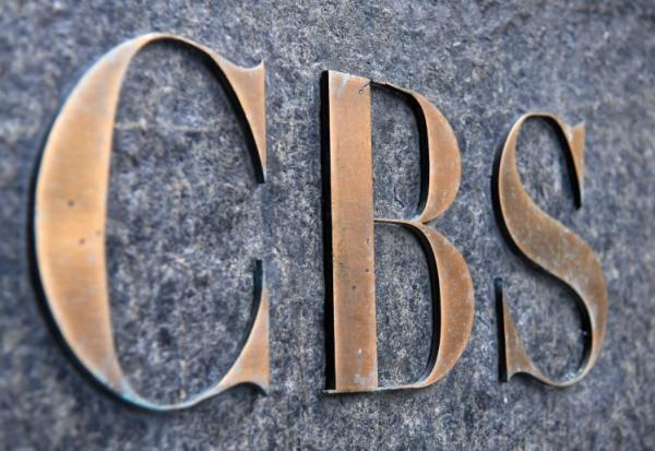 Chaîne incontournable du paysage audiovisuel américain, CBS est secouée par des changements éditoriaux liés à des pressions d'intérêts économiques visant à plaire à Donald Trump