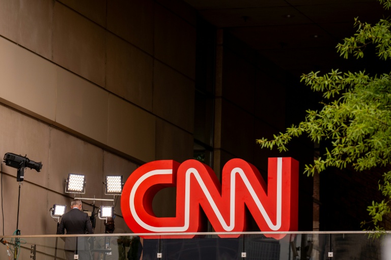 Depuis longtemps dans le viseur de Donald Trump pour ses positions jugées progressistes, CNN est très connue à l'international, bien que ses audiences américaines soient loin derrière celles de Fox News