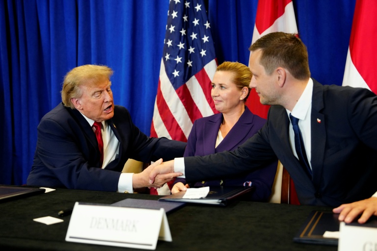 Donald Trump avec Jens-Frederik Nielsen et Mette Frederiksen lors de la signature d'un accord à l'ONU  à New York, le 22 septembre 2026