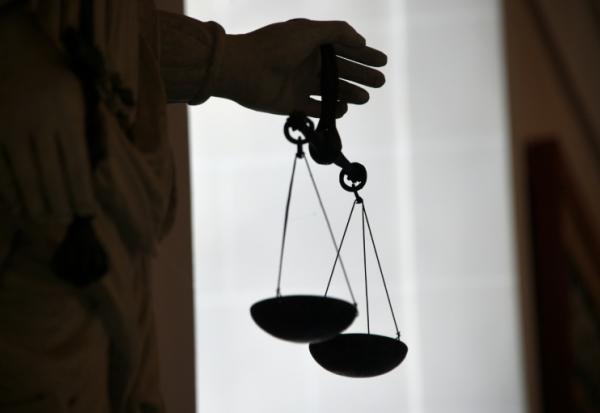 Le procès d'un chauffard accusé d'avoir mortellement fauché Aymen, 13 ans, en marge des célébrations de la demi-finale France-Maroc lors de la dernière Coupe du monde de football s'ouvre mercredi devant la cour criminelle de l'Hérault