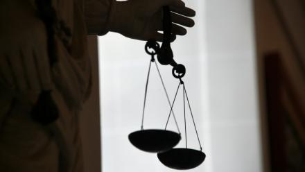 Le procès d'un chauffard accusé d'avoir mortellement fauché Aymen, 13 ans, en marge des célébrations de la demi-finale France-Maroc lors de la dernière Coupe du monde de football s'ouvre mercredi devant la cour criminelle de l'Hérault
