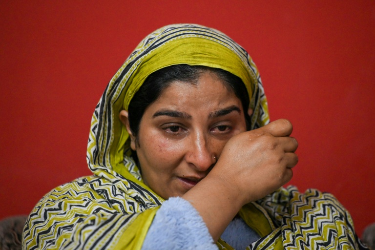 Urusa Khan pleure ses jumeaux tués en fuyant lors du conflit indo-pakistanais de 2025, dans sa maison du district frontalier de Poonch, le 6 avril 2026 en Inde