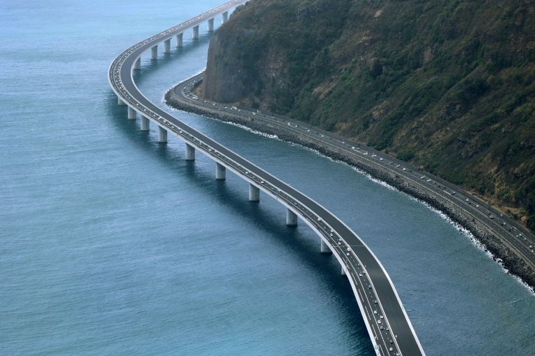 Des véhicules circulent sur le viaduc de la Nouvelle Route du Littoral, à La Réunion, près de Saint-Denis, le 2 août 2022