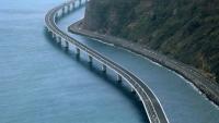 Des véhicules circulent sur le viaduc de la Nouvelle Route du Littoral, à La Réunion, près de Saint-Denis, le 2 août 2022