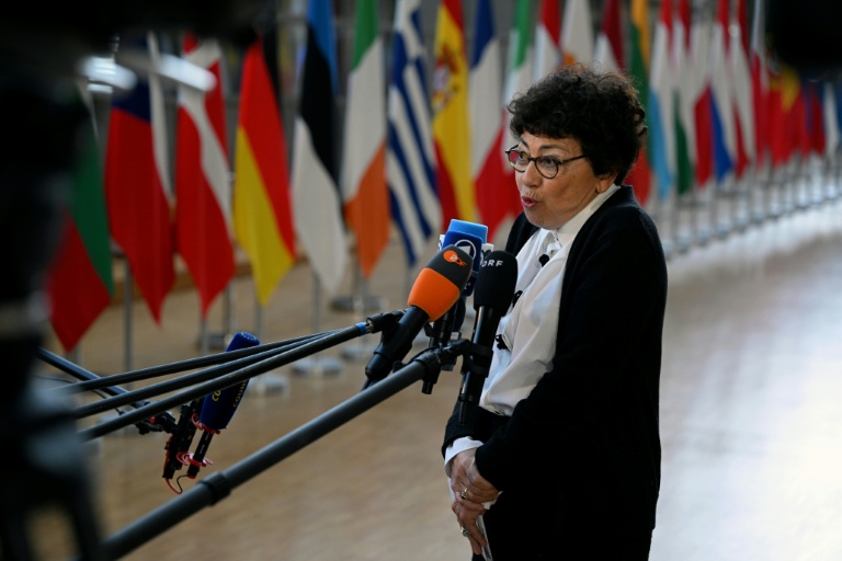 La ministre française de la Transition écologique Monique Barbut fait une déclaration à la presse à Bruxelles, le 4 novembre 2025