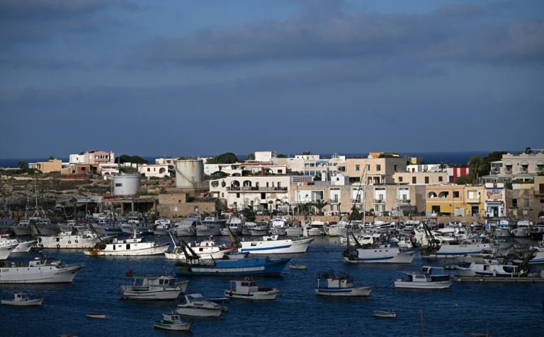 Des bateaux dans le port de Lampedusa, le 6 juillet 2026 en Italie