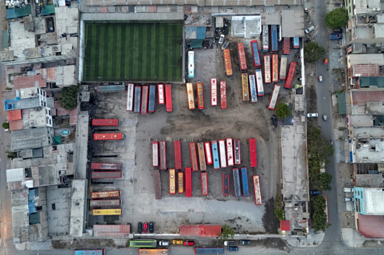 Vue aérienne de bus au dépôt de la compagnie Santa Catalina dans le district populaire de San Juan de Lurigancho, le 8 avril 2026 à Lima