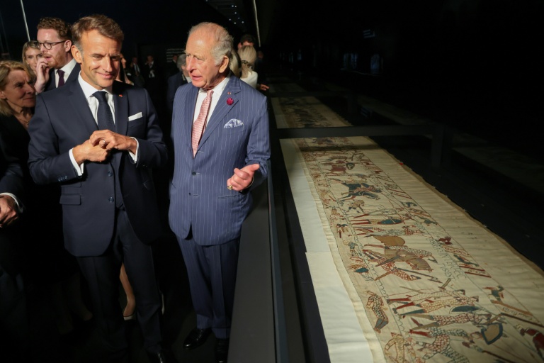Le roi Charles III (d.) et le président français Emmanuel Macron devant la tapisserie de Bayeux au British Museum de Londres, le 2 septembre 2026