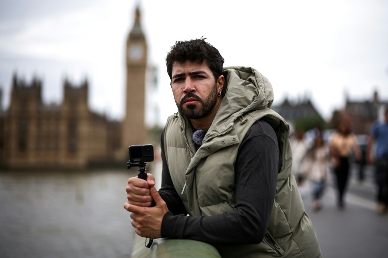 Diego Galdino, qui se filme en train de traquer les pickpockets, le 7 août 2025 à Londres
