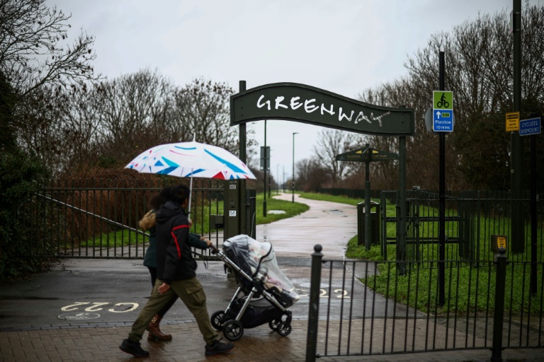 Des piétons avec une poussette passent devant le carrefour de Greenway et de High Street South à East Ham, dans l'est de Londres, le 13 janvier 2026, où le bébé Elsa a été retrouvé en janvier 2024