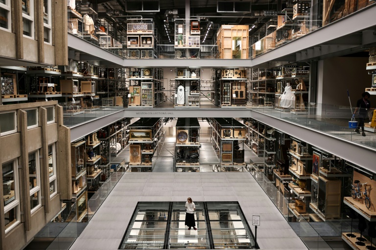 Une visiteuse au milieu des oeuvres d'art exposées dans la salle principale de la Storehouse du Victoria et Albert Museum, dans l'est de Londres, le 12 juin 2025