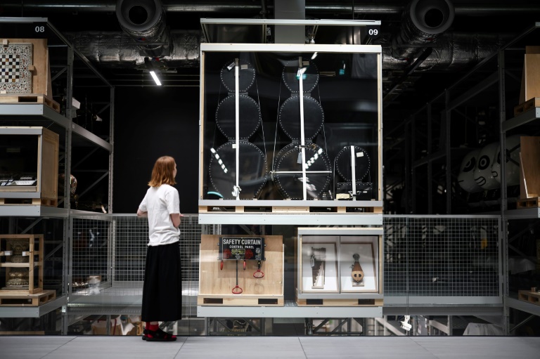 Une visiteuse regarde la batterie du batteur britannique Keith Moon du groupe The Who exposée au musée V&A East Storehouse, dans l'est de Londres, le 12 juin 2025