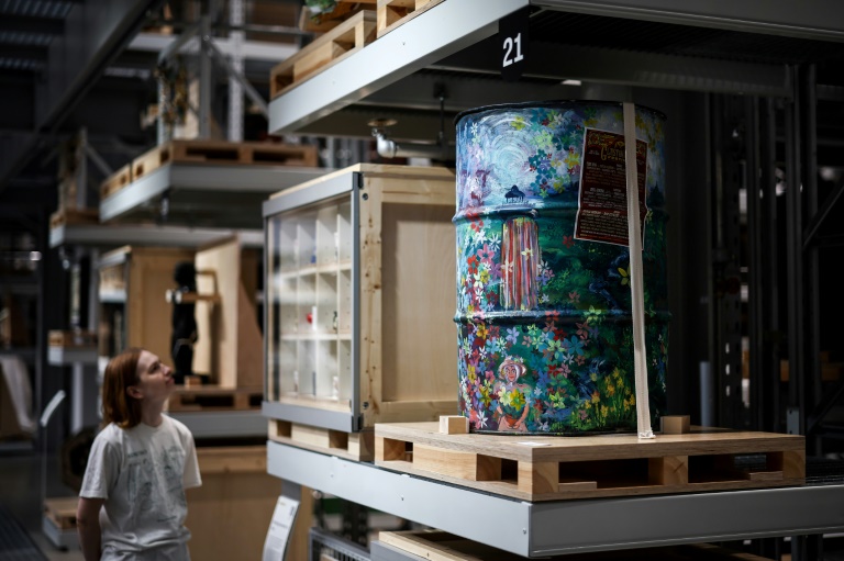 Une visiteuse regarde les oeuvres d'art exposées à la Storehouse du Victoria et Albert Museum, dans l'est de Londres, le 12 juin 2025