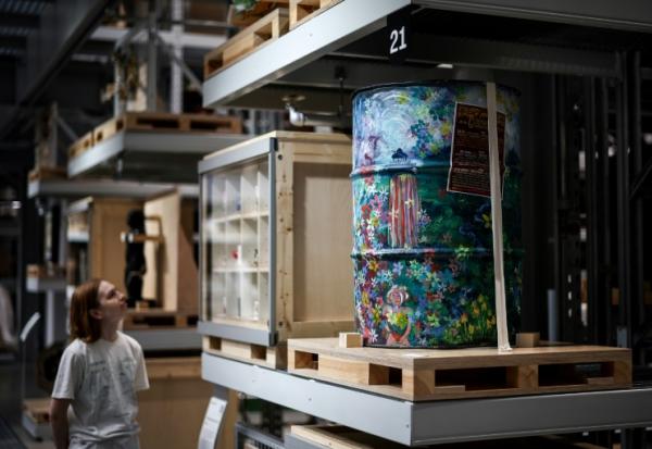 Une visiteuse regarde les oeuvres d'art exposées à la Storehouse du Victoria et Albert Museum, dans l'est de Londres, le 12 juin 2025