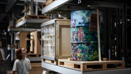 Une visiteuse regarde les oeuvres d'art exposées à la Storehouse du Victoria et Albert Museum, dans l'est de Londres, le 12 juin 2025