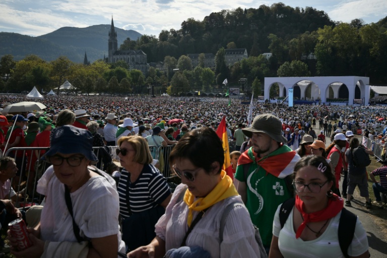 Des fidèles rassemblés sur la prairie du sanctuaire marial de Lourdes, lors de la messe célébrée par le pape Léon XIV, le 27 septembre 2026
