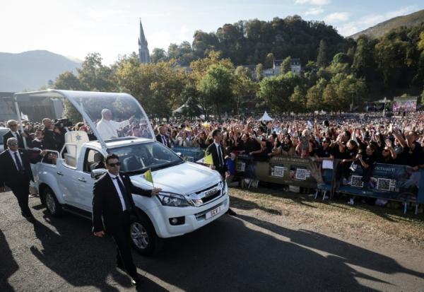 Le pape Léon XIV arrive en papapamobile pour célébrer une messe sur la prairie du sanctuaire marial de Lourdes, dans les Hautes-Pyrénées, le 27 septembre 2026