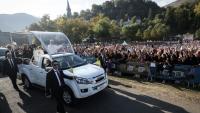 Le pape Léon XIV arrive en papapamobile pour célébrer une messe sur la prairie du sanctuaire marial de Lourdes, dans les Hautes-Pyrénées, le 27 septembre 2026