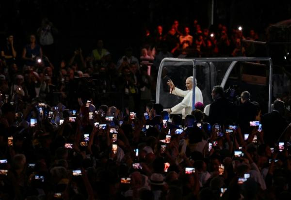 Le pape Léon XIV salue les fidèles depuis sa "Papamobile" à Lourdes, le 26 septembre 2026, lors de la deuxième journée de sa visite en France