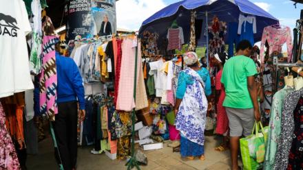 Des clients au marché couvert de Mamoudzou à Mayotte, le 1er mai 2022