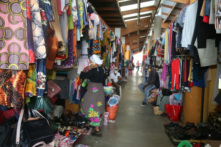 Des vendeurs et des clients au marché couvert de Mamoudzou à Mayotte, le 4 juin 2020