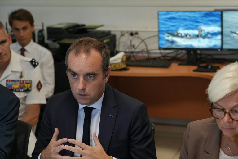 Le Premier ministre Sébastien Lecornu (c), à Dzaoudzi, sur l'île de Mayotte, le 26 août 2026