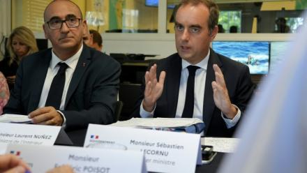 Le Premier ministre Sébastien Lecornu (d) et le ministre de l'Intérieur Laurent Nuñez, à Dzaoudzi, sur l'île de Mayotte, le 26 août 2026
