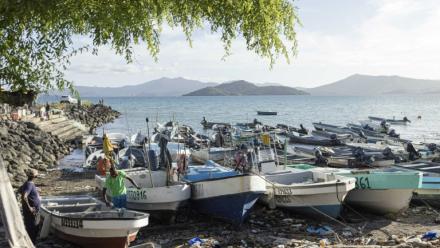 Pêcheurs et bateaux de pêche dans le port de Dzaoudzi, à Mayotte, le 29 avril 2023