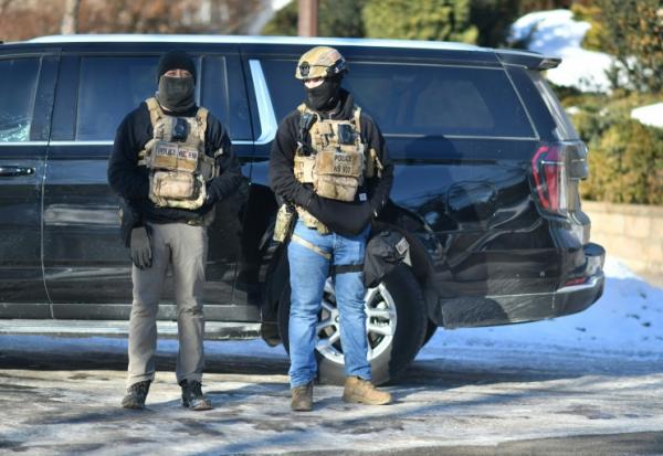 Des agents masqués lors d'une opération de la police de l'immigration (ICE) à St Paul, près de Minneapolis, le 31 janvier 2026 dans le Minnesota
