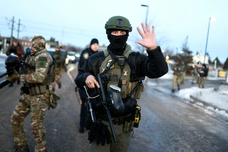 Un policier fédéral sur les lieux d'une manifestation contre la police de l'immigration, le 9 janvier 2026 à Minneapolis