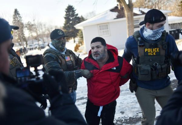 Des policiers fédéraux lors d'une arrestation à St Paul, dans le Minnesota, le 27 janvier 2026