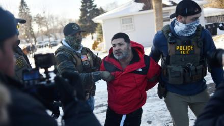 Des policiers fédéraux lors d'une arrestation à St Paul, dans le Minnesota, le 27 janvier 2026