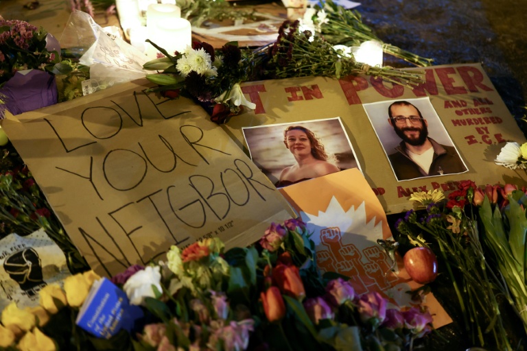 Sur un mémorial improvisé qui rend hommage aux deux victimes de la police de l'immigration à Minneapolis, le 30 janvier 2026
