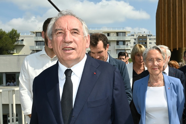 Le Premier ministre François Bayrou, à gauche et la ministre de l'Education Elisabeth Borne, à droite, à Montpellier le 6 juin 2025