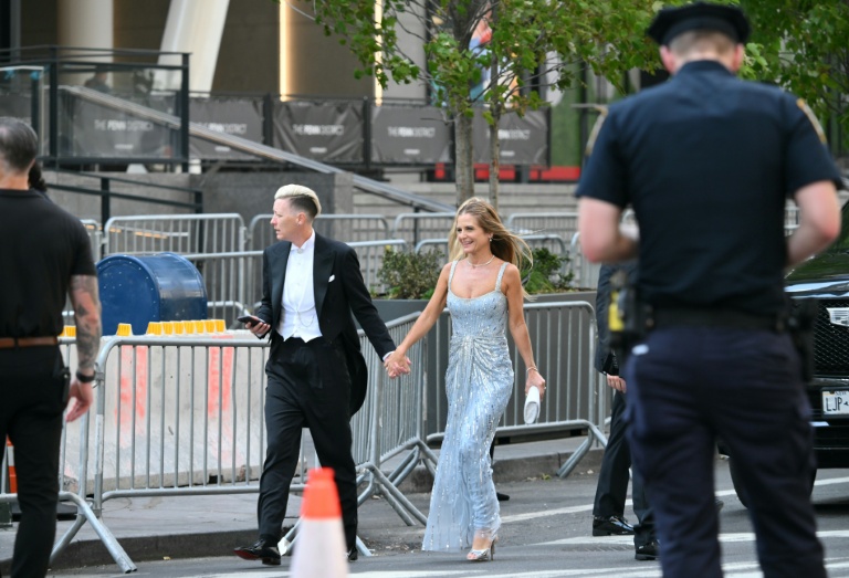 L'ex joueuse américaine de foot Abby Wambach (g) et l'autrice Glennon Doyle arrivent au Madison Square Garden, à New York, pour ce qui semble être le mariage de Taylor Swift et Travis Kelce le 3 juillet 2026