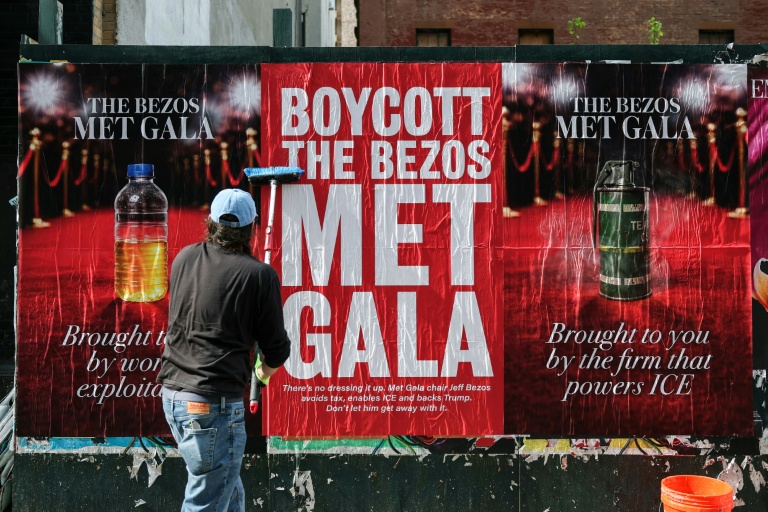 Les affiches d'une campagne sauvage appelant à boycotter le Met Gala de Bezos, le 15 avril 2026 à New York