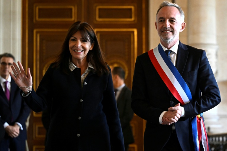 La socialiste Anne Hidalgo passe le relais comme maire de Paris à Emmanuel Grégoire, le 29 mars 2026, à l'Hôtel de ville 
