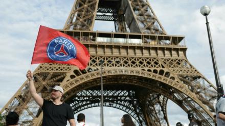 Un supporter du PSG devant la tour Eiffel, le 31 mai 2026 à Paris
