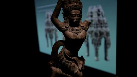 Une statuette de divinité présentée dans le cadre de l'exposition "Bronzes royaux d'Angkor" au musée Guimet à Paris, le 28 avril 2025