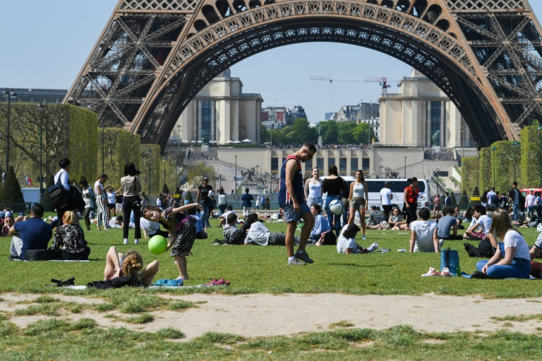Sur la pelouse du Champ-de-Mars au printemps