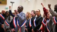 Le nouveau maire de Saint-Denis, Bally Bagayoko (C), chante La Marseillaise avec des membres du conseil municipal , le 4 avril 2026 à Saint-Denis