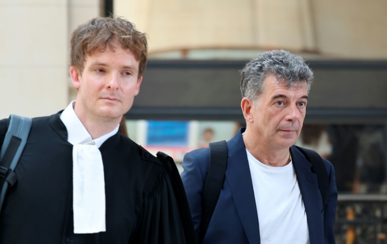 L'agent immobilier et ex-animateur de télévision Stéphane Plaza (d) arrive avec l'un de ses avocats pour son procès en appel pour violences conjugales à Paris, le 26 juin 2026