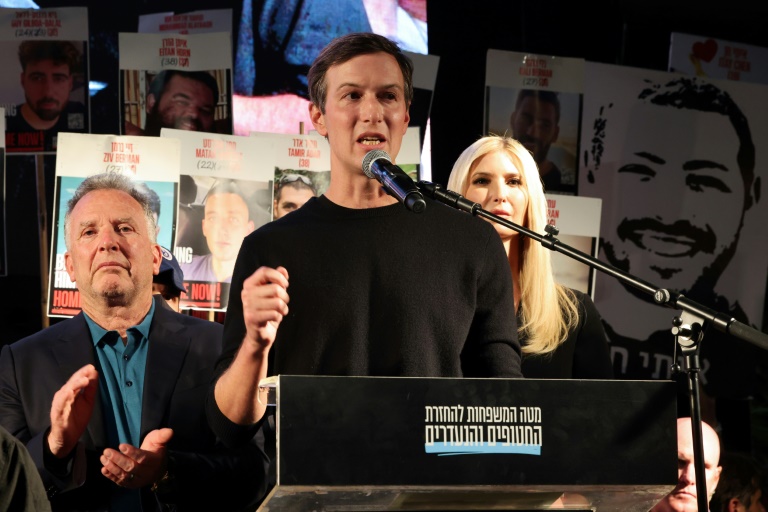 L’homme d’affaires américain Jared Kushner (au centre) s’exprime tandis que son épouse Ivanka Trump (à droite) et l’envoyé spécial américain Steve Witkoff (à gauche) l’écoutent lors d’un rassemblement sur la place des Otages à Tel-Aviv, le 11 octobre 2025