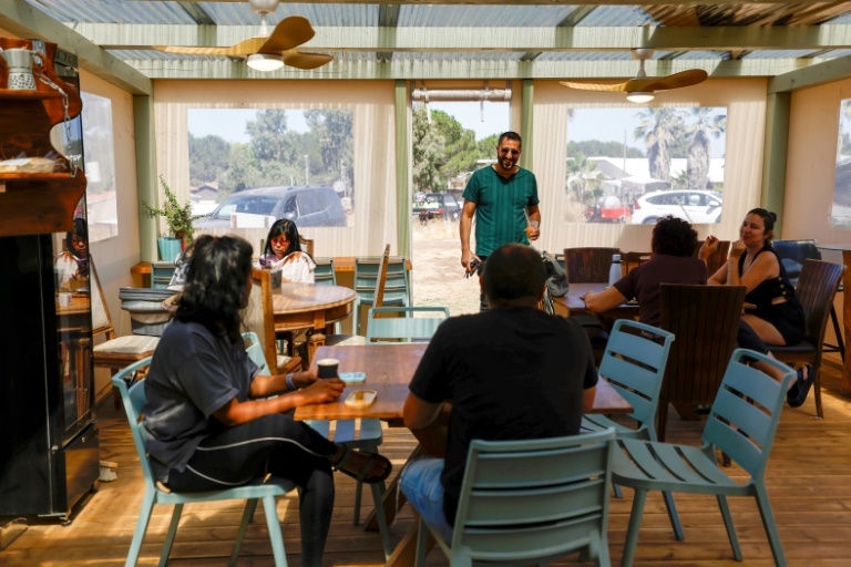 Dans un café à Trump Heights, le 19 juin 2026.