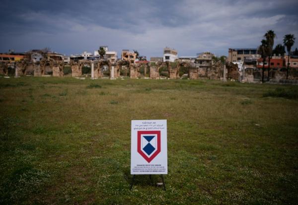Un panneau de l'Unesco sur le site de l'hippodrome romain à Tyr, dans le sud du Liban, le 23 mars 2026