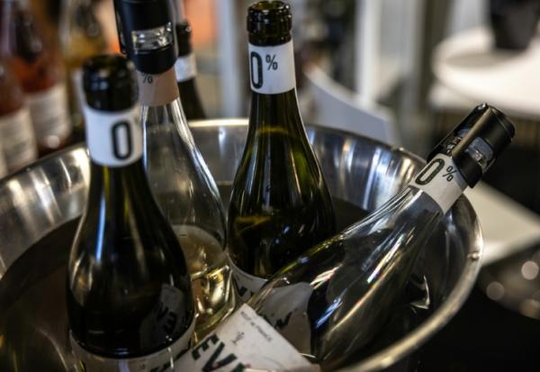 Des bouteilles de vin sans alcool présentées lors de l'édition 2026 du salon international des vins et spiritueux Wine Paris, le 10 février 2026 à Paris