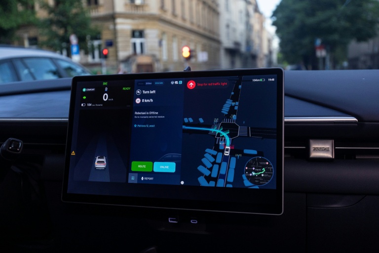 Le tableau de bord d'un RoboTaxi de l'entreprise Verne montre le trafic en temps réel alors qu'il circule dans le centre-ville de Zagreb, le 4 mai 2026 en Croatie