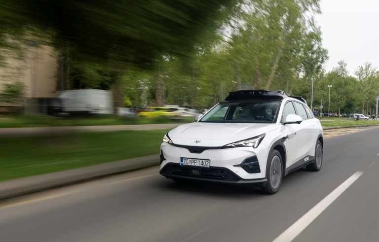 Un véhicule taxi autonome de l'entreprise Verne dans une de Zagreb, le 5 mai 2026 en Croatie