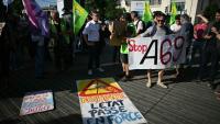 Des opposants au projet d'autoroute A69 entre Castres et Toulouse rassemblés devant la gare de Toulouse, dans le sud-ouest de la France, le 28 mai 2025